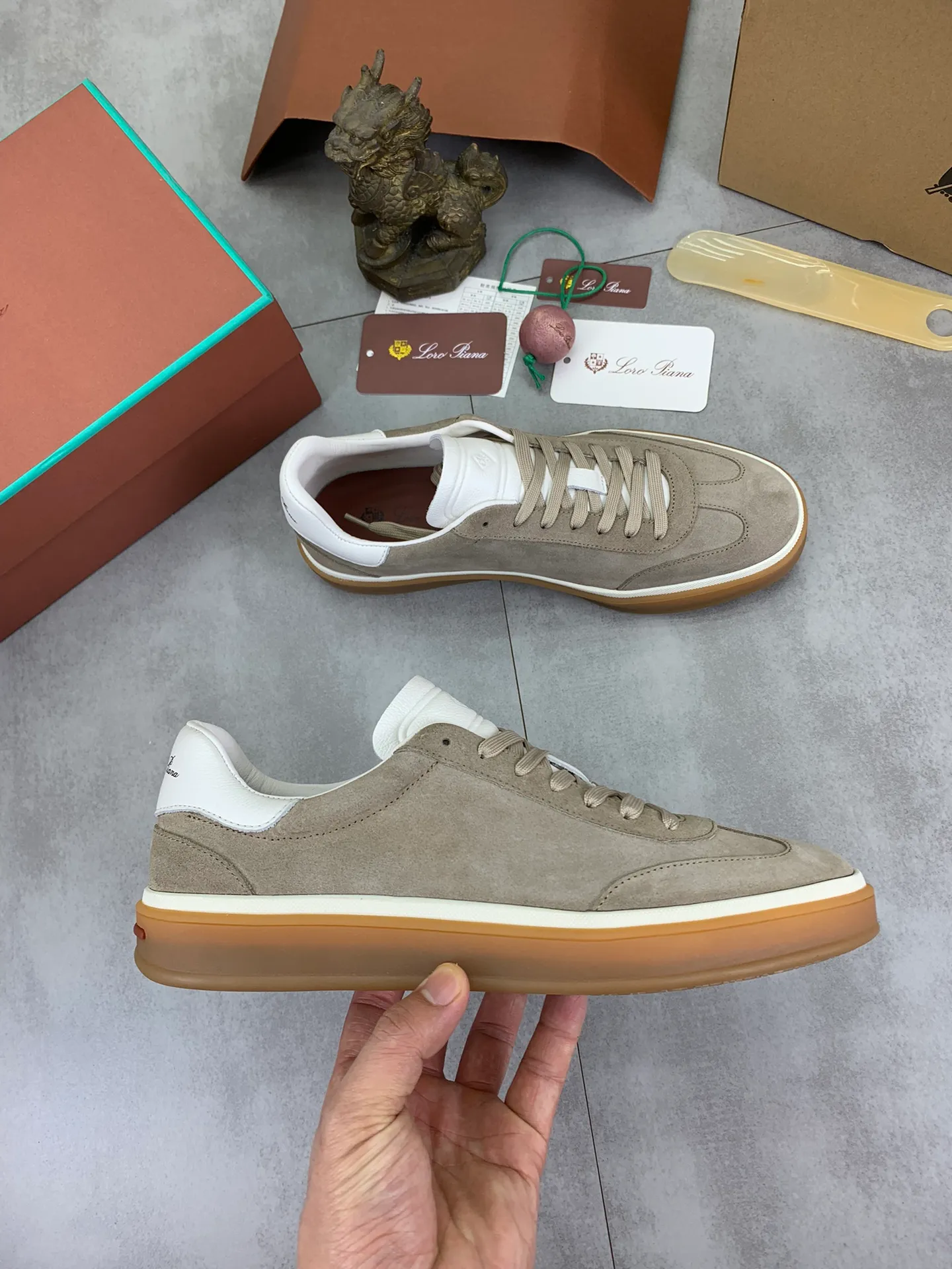 Men's Men's Shoes 💰P540 New 💰High Quality Loro Piana 💯Top Authentic Grade💯Buy the original 1:1 copy💯 Founded the existing Loro Piana company on April 24, 1924. It is now the sixth generation of family business, providing top quality products to customers who are discerning in taste and quality. Imported original fabrics, made of plain calfskin lining. Hand-sewn threads with cowhide feet. Original packaging. Size: 38-45. 7⃣️ colors available.